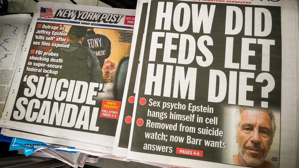 FBI och justitiedepartementet i USA utreder omständigheterna runt Epsteins död.