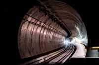 Ett tåg provkör den cirka 15 kilometer långa Ceneribastunneln.