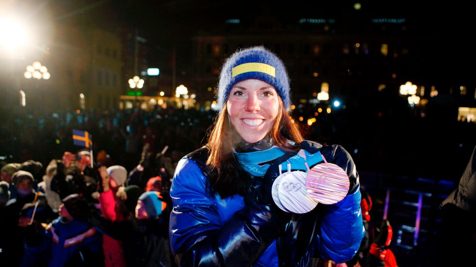 Charlotte Kalla med sina medaljer från Pyeongchang 2018. Arkivbild.