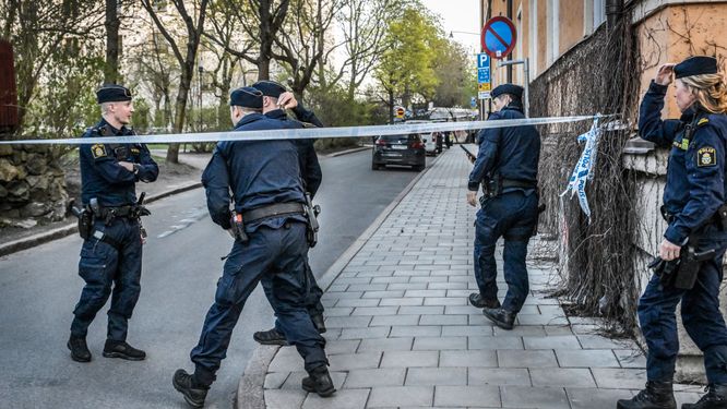 En man sköts ihjäl på Södermalm i Stockholm på måndagen vid 18-tiden.
