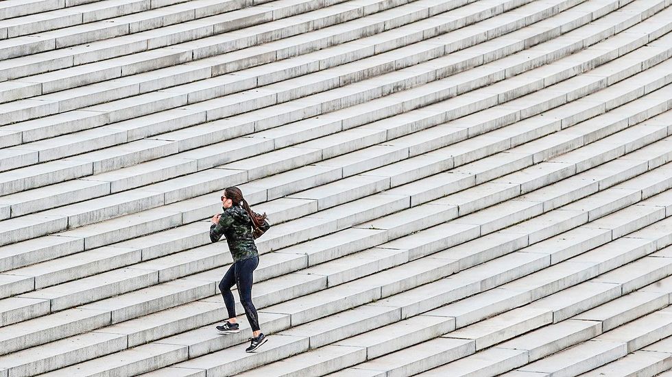 En kvinna springer uppför Watergate Steps i ett coronahärjat Washington. Trappträning är effektivt, visar ny forskning.