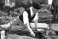 Gustaf VI Adolf vid en utgrävning i Italien, 1957.