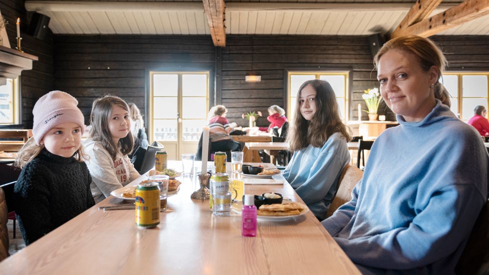  Inne i restaurangen sitter Cajsa Jahn och äter våfflor med sina döttrar Alice, 9, och Olivia, 13, och deras kompis Siri ,9.