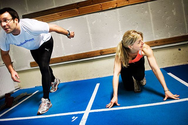 Sprintgruppen i friidrottsföreningen Studenterna tränar på Bosön, Lidingö. Sara Burlin Pellbäck återvänder till idrotten som hon utövade på elitnivå som ung. Till vänster: Jens Eklundh.