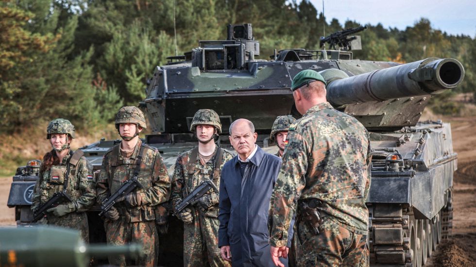 Tysklands förbundskansler Olaf Scholz framför en Leopard 2. 