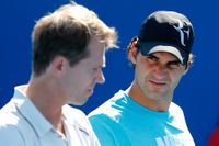 Roger Federer lyssnar på nye tränaren Stefan Edberg i Melbourne.