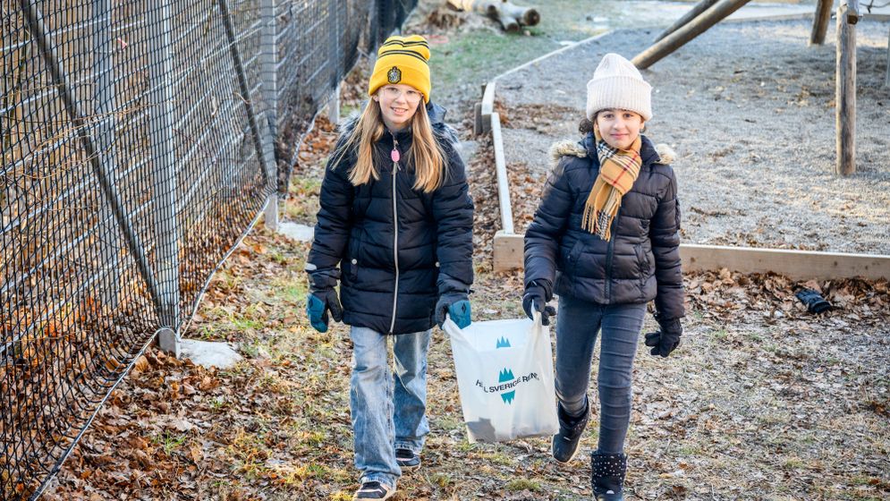 Freja och Selma går på Svandammsskolan i Nynäshamn. Den blev nominerad till Håll Sverige rents hållbarhetspris förra året.  Tjejernas klass vann också under en skräpplockardag - priset var skumtomtar. 