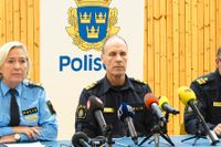 Carina Persson, Syds regionpolischef, Patric Heimbrand, polisområdeschefen, och Sven Holgersson, lokalområdespolis, under pressträffen i Helsingborgs polishus.