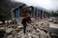 Ett hus i Solukhumbu, Nepal byggs upp på nytt efter jordbävningen i våras.