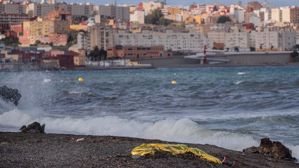 Bild från i maj, då kroppen av en ung man upptäcktes i vattnet nära spanska enklaven Ceuta vid Marocko.