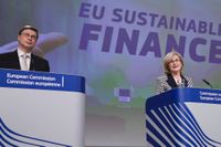 EU-kommissionärerna Valdis Dombrovskis och Mairead McGuinness presenterar kommissionens nya förslag om vilka investeringar som kan klassas som hållbara ur miljö- och klimatsynpunkt.