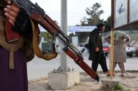 Talibaner håller vakt vid flygplatsen i Kabul, efter det att det sista amerikanska planet lyft.