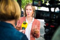 Miljöpartiets miljöminister Karolina Skog (MP) presenterar ett vallöfte om förbättringar av kollektivtrafiken under en pressträff i Stockholm.