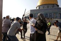 Under torsdagen utbröt sammandrabbningar mellan Israelisk polis och palestinier i närheten av Al Aqsamoskén. 