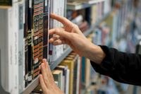 Enligt Kungliga bibliotekets statistik för 2020 var antalet offentligt finansierade bibliotek 2201 stycken. Det är 35 färre än under föregående år.