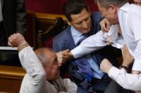 I samband med den språklag som den dåvarande presidenten Janukovitj drev igenom 2012 för att säkerställa ryskans ställning i Ukraina, utbröt slagsmål i parlamentet i Kiev.