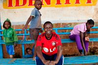Doreen Nabwire har tillsammans med andra fotbollsspelare grundat Girls Unlimited, en organisation som lär ut både fotboll och livskunskap till flickor i slummen. Att till exempel lära sig att jobba mot ett gemensamt mål kan förändra barnens framtid, säger hon. ”Om de tillsammans kan vinna en match, då kan de också gå ihop och uppnå andra saker utanför planen”.