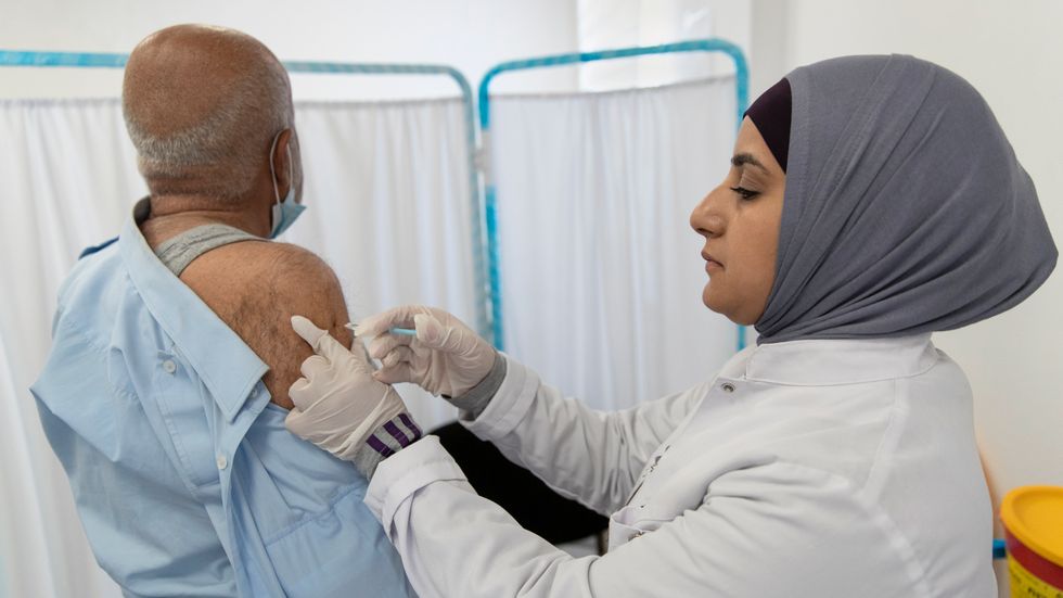 En palestinier blir vaccinerad med Astra Zenecas covidvaccin i Ramallah på Västbanken. Arkivbild.