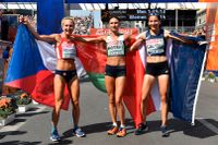 Maratonvinnaren Volha Mazuronak, Vitryssland, flankeras av bronsmedaljösen Eva Vrabcova-Nyvltova, Tjekien och silvermedaljösen Clémence Calvin, Frankrike.