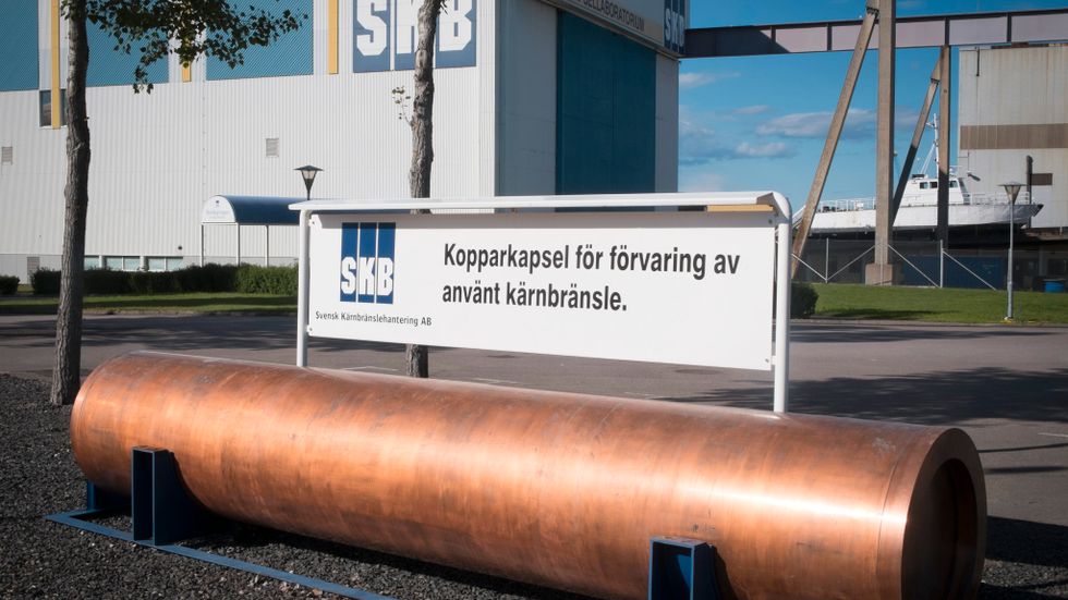 En kopparkapsel för använt kärnbränsle utanför Svensk  Kärnbränslehantering AB,  i Oskarshamn. 