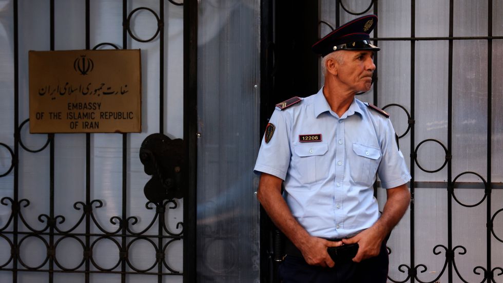Albansk polis utanför Irans ambassad i Tirana efter veckans anklagelser om att Iran låg bakom en tidigare cyberattack mot Albanien.