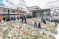 Tusentals människor har lämnat blommor och minnessaker för att hedra offren för terrordådet. Arkivbild.