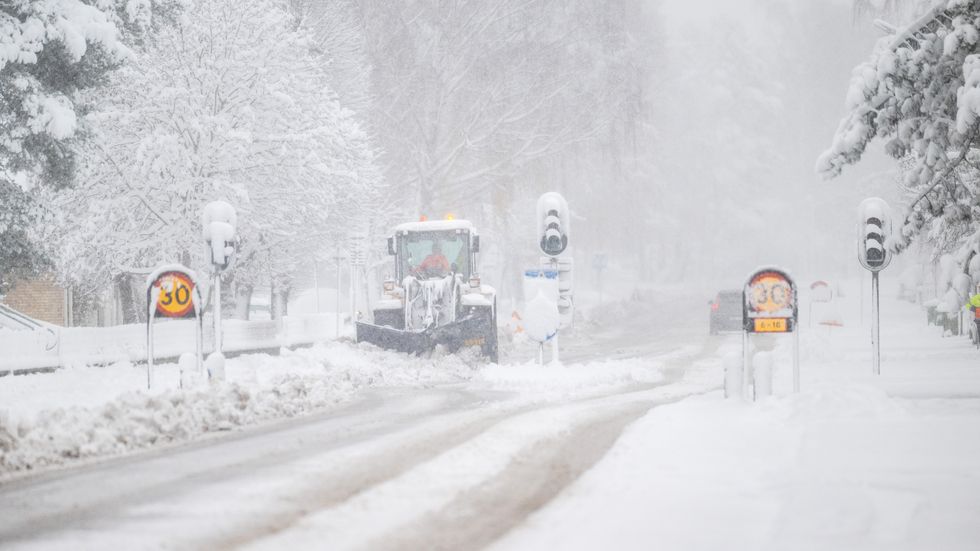 SMHI varnar för snöfall som kan ställa till problem i morgontrafiken i dag. Arkivbild.