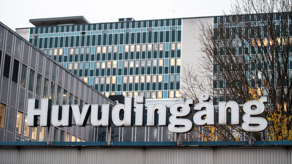 Situationen i den svenska vården har blivit nästan ohållbar, enligt Läkarförbundet och Vårdförbundet. På bilden Danderyds sjukhus. Arkivbild.