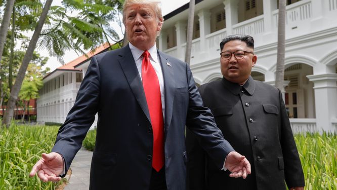 När Donald Trump och Kim Jong-Un möttes i Singapore den 12 juni 2018 var det första gången som en sittande amerikansk president och en nordkoreanskledare träffades.