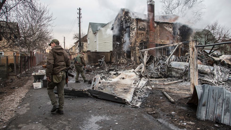 Flera svenska myndigheter är på tårna efter Rysslands invasion i Ukraina. På bilden undersöker ukrainska militärer resterna efter en misstänkt flygkrasch i Kiev.