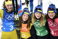 De svenska skidskyttedamerna Hanna Öberg, Anna Magnusson, Mona Brorsson och Linn Persson firar OS-silvret i damstafett.