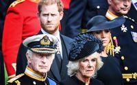 Prins Harry och Meghan med kung Charles och drottning Camilla under drottning Elizabeths begravning.