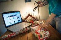 Den som väljer att betala julklappar på kredit hos populära e-handlare riskerar att betala en effektiv årsränta på uppemot 30 procent.