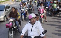 Motorcyklister i Phuket kör mot högre höjder efter Tsunamivarningen igår.