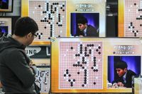 Den sydkoreanske go-spelaren Lee Sedol visas på tv-skärmar när han spelar i matchen Googles Deepmind Challenge mot Googles program, Alphago, den 9 mars i år. Googles program vann matchen.