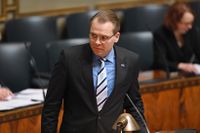Ålandsfrågan måste diskuteras med anledning av det nya osäkerhetsläget i Östersjön, anser Finlands försvarsminister Jussi Niinistö.
