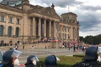 Kravallpolis och demonstranter utanför riksdagsbyggnaden i Berlin vid lördagens demonstration.