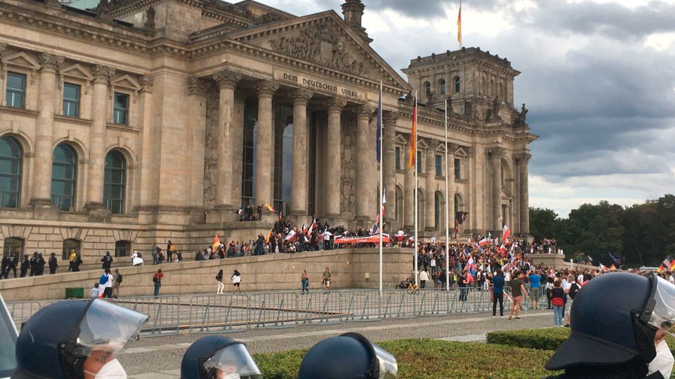 Kravallpolis och demonstranter utanför riksdagsbyggnaden i Berlin vid lördagens demonstration.