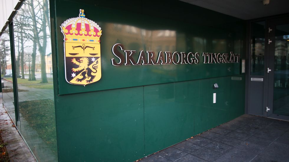 Skaraborgs tingsrätt dömer en 55-årig man till fem års fängelse för blanda annat våldtäkt mot barn. Arkivbild.