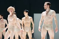 ”Eskapist” av Alexander Ekman med Kungliga Baletten. Oscar Salomonsson (tvåa från vänster i frontlinjen) gör rollen som Eskapisten.