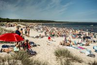 Allt fler svenskar väljer att semestra på hemmaplan. Arkivbild från Böda strand.