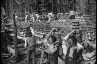 Tegelbärare och murare i arbete vid Stadshusbygget i juli 1916.