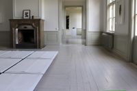 Rune Höglund beskrev det verk som nu ligger på Fullersta gårds golv så här: ”Nio sargade vita ark, 73 x 100 cm, först vikta två gånger, sedan uppvecklade, daterade från den 3 nov 1979 till den 29 aug 1983, lagda intill varandra utan fastställd ordning.”