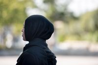 En kvinna som bär hijab. 