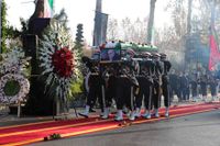 Soldater med Mohsen Fakhrizadehs kista under begravningsceremonin i Teheran under måndagen.