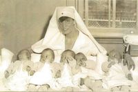 Louise de Kiriline Lawrence tillsammans med världens första femlingar som överlevde späd ålder.