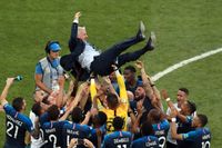 Franska spelarna hissar vinnartränaren Didier Deschamps efter att ha besegrat Kroatien i gårdagens VM-final i Moskva.