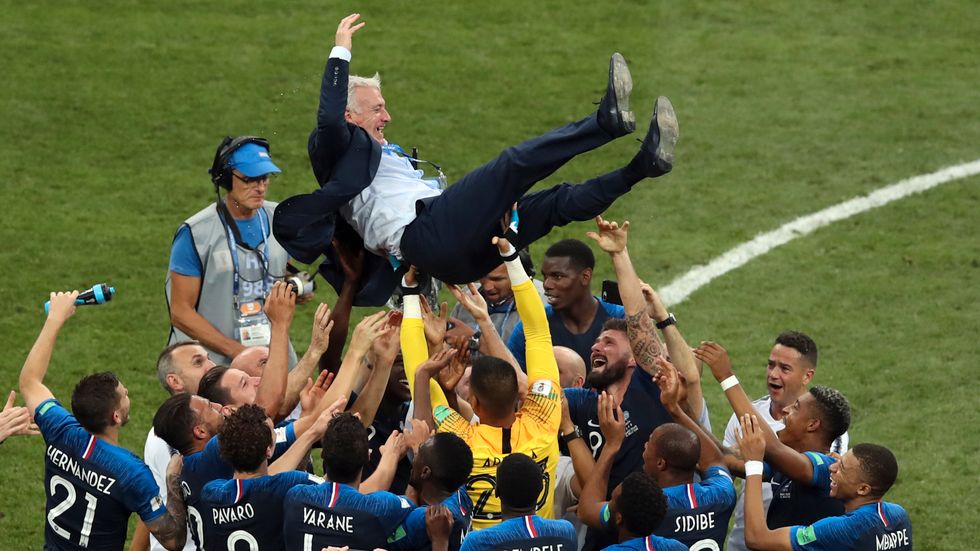 Franska spelarna hissar vinnartränaren Didier Deschamps efter att ha besegrat Kroatien i gårdagens VM-final i Moskva.
