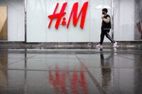 H&M säger upp personal och stänger butiker i Spanien. Arkivbild.