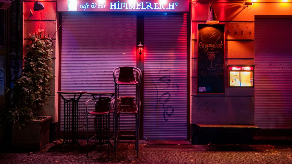 En stängd bar i området Friedrichshain i Tysklands huvudstad Berlin. Arkivbild.